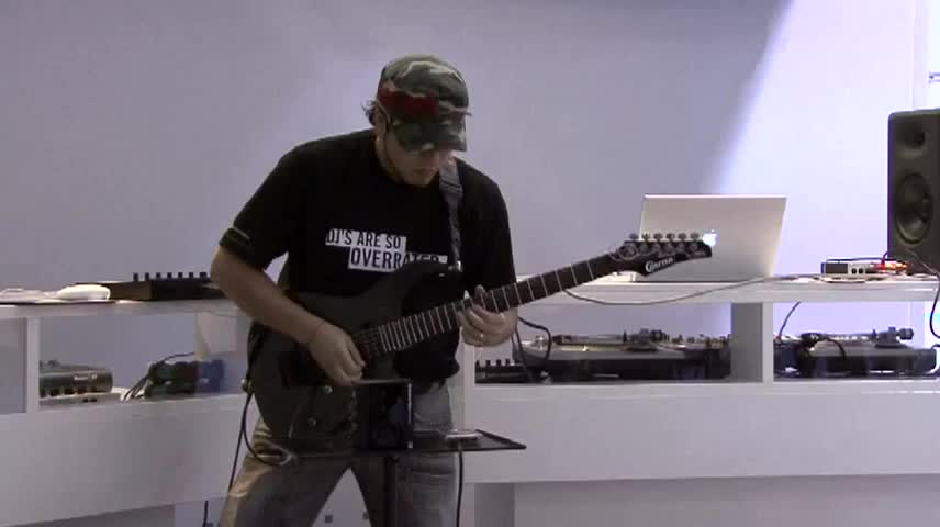 Gustavo Guerra在NAMM2009上使用Guitar Rig Mobile